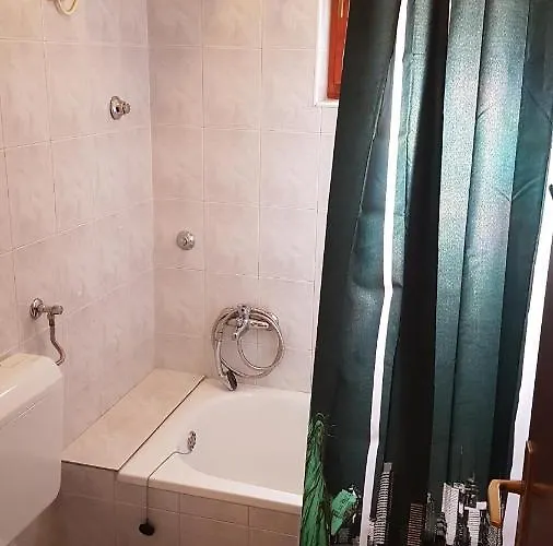 Ana And Vesna Lejlighed