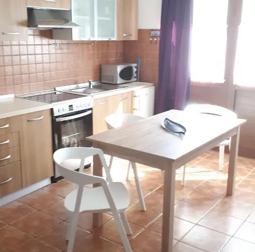 Ana And Vesna Lejlighed